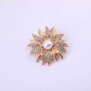 Broche Tournesol en Alliage Plaqué Or avec Strass Colorés et Design Perforé, Bijou de Luxe pour Femme, Cadeau de Fiançailles et de Mariage - Product Image 2
