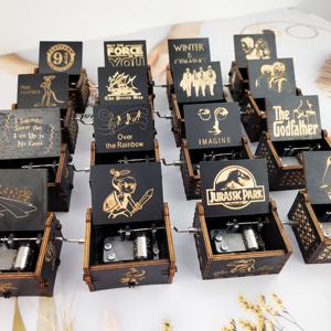 Mini boîte à <span class=keywords><strong>musique</strong></span> en bois Spot pour les fans d'anime et les cadeaux de vacances/d'anniversaire Jouet noir avec un design unique - Product Image 4