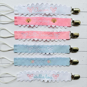 Clips <span class=keywords><strong>de</strong></span> chupete con cinta impresa <span class=keywords><strong>de</strong></span> poliéster desechables personalizados con cadenas seguras para paños <span class=keywords><strong>de</strong></span> bebé Clip para chupete - Product Image 1