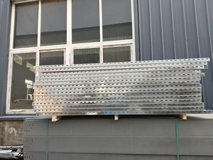 Canaux de câbles en acier perforés à structure solide, type cheminée, avec finition thermolaquée pour applications de construction intensives - Product Image 3