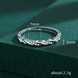 Anelli di coppia Mobius Strip, semplici e intrecciati con zirconi decorativi, regalo per innamorati per San Valentino - Product Image 4