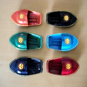 Soleil peint à la main putt putt bateaux jouets faits à la main tuk tuk bateaux jouets en étain bateaux modèle de l'inde pop pop bateaux à vapeur modèles en gros - Product Image 1