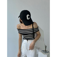 Camiseta de punto elegante de manga corta con hombros descubiertos y rayas en contraste para mujer, ideal para el verano y el día a día, con ajuste ceñido y bajo MOQ.