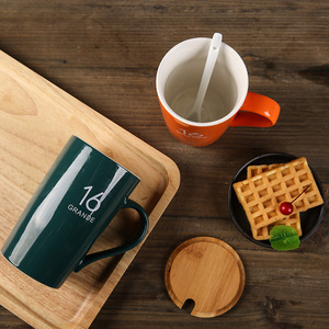 Taza de cerámica con logo, blanca, esmaltada, grabada, para café o té, con tapa y cuchara, para regalo de pareja, artículos para el hogar. - Product Image 3