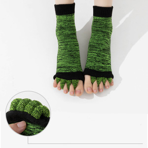 Chaussettes de gros personnalisées avec logo pour femmes, sans orteils, pour l'alignement des pieds, séparateur à cinq doigts, soulagement des bunionnes, en coton mélange de couleurs - Product Image 3
