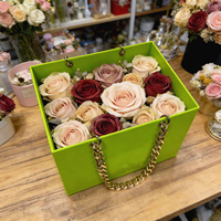 Boîte de rangement moderne en acrylique écologique avec chaîne dorée, design rectangulaire pour la présentation de bijoux et de roses
