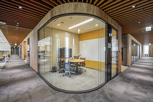 Cloison de bureau moderne en verre dépoli à rayures avec cadre en aluminium et système de contrôle d'accès pour la division des espaces de bureau - Product Image 4