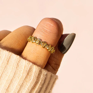 Anello Eternity con Fiori T0693 in Oro Giallo, Romantico Anello Unisex Raffinato per Uso Quotidiano - Product Image 3