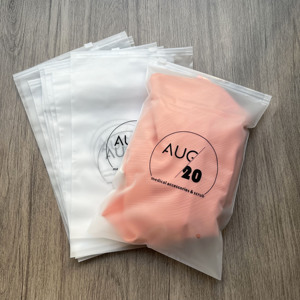 Bolsas de Plástico Esmerilado para Ropa al por Mayor con Logotipo Impreso Personalizado, Cierre Hermético y Cremallera Transparente Ziplock - Product Image 1