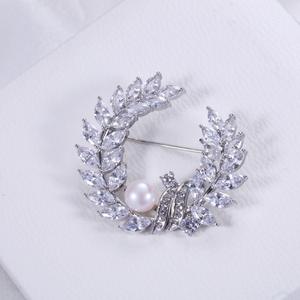 Broche haut de gamme à la mode avec zircon super scintillant, branche d'olivier, perle d'eau douce, design de niche, style luxe léger - Product Image 3