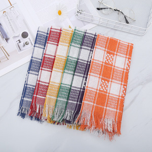 Essuie-tout de cuisine jacquard à carreaux et franges 38x64 cm en polyester et coton, absorbant, de forme rectangulaire - Product Image 1