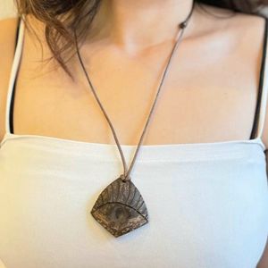 Colgante de cáscara de coco decorativo hecho a mano, joyería natural de último diseño étnico con accesorios de moda - Product Image 3