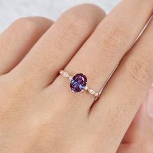 แหวนเงินแท้ 925 ประดับเพชร CZ ดีไซน์เรียบหรู ชุดแหวนอเล็กซานไดรต์ แหวนแต่งงานอเล็กซานไดรต์ - Product Image 6