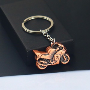 Llavero de metal 3D para motocicleta, llavero y colgante para bolso con diseño de motociclista esculpido y genial - Product Image 6