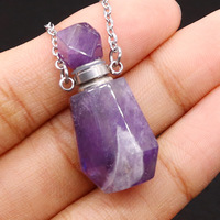 Vente en gros : Pendentifs collier en forme de flacon de parfum octogonal en pierre naturelle (quartz rose, cristal) pour cadeau, fabriqués en usine