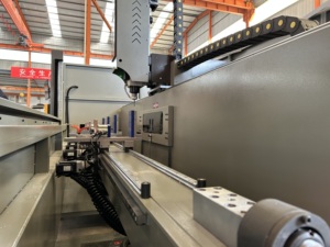 Máquina de Perforación y Fresado de Perfiles de Aluminio de Doble Cabezal Totalmente Automática CNC para Maquinaria de Procesamiento de Puertas y Ventanas de Aluminio CNC - Product Image 5