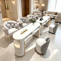 Ensemble de table de manucure moderne de luxe léger, chaise à bulles en velours vert, cadre en métal doré, plateau en marbre, bureau à ongles