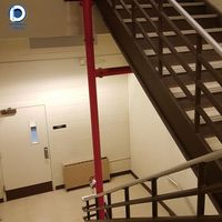 Escalier droit moderne en métal pour villa, durable, au design naturel et chaleureux, avec construction sans interstices et panneau latéral intégré lisse, pour la maison