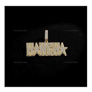 จี้ตัวอักษร HANCHA สุดหรู ผลิตจากเงินแท้ 925 ประดับด้วยโมอิสซาไนต์คุณภาพพรีเมียม ชุบทอง ดีไซน์แบบ Iced Finish ประดับดาว เหมาะสำหรับงานปาร์ตี้ สไตล์ฮิปฮอป - Product Image 1