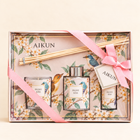 Coffret Cadeau Parfum Maison Aikun en Verre Floral Enroulé de Ruban, Trois Pièces, avec Bougie Parfumée, Diffuseur à Bâtonnets et Spray d'Ambiance OEM ODM