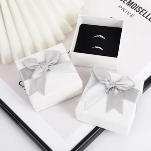 Caja de Regalo de Joyería de Papel Rígido Blanco con Cinta de Raso Plateada y Logotipo Personalizado, Cajas de Embalaje de Papel para Collares, Anillos y Pendientes - Product Image 6