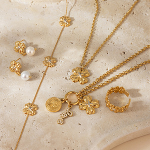 ชุดเครื่องประดับรูปใบโคลเวอร์สี่แฉกสำหรับผู้หญิง ทำจากสแตนเลส ดีไซน์ลายดอกไม้ ชุดของขวัญ ประกอบด้วยสร้อยคอ ต่างหู และแหวน - Product Image 3