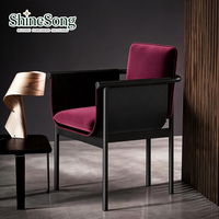 Chaise de salle à manger moderne et élégante de style contemporain avec pieds en bois et accoudoirs pour la maison, l'appartement, l'hôtel, les projets de mobilier de salle à manger