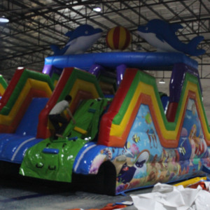 Gran piscina al aire libre con borde de arcoíris, el <span class=keywords><strong>castillo</strong></span> de tiburones, <span class=keywords><strong>tres</strong></span> vías fluviales, casa de rebote, tobogán de agua inflable - Product Image 3
