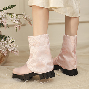 Botas de media pantorrilla negras de suela plana con punta fina y detalle de botón metálico, ideales para viajes urbanos de fin de semana y para el vecindario. - Product Image 2
