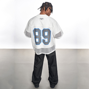 Maillot de football vintage américain rétro surdimensionné à épaules tombantes, style streetwear, personnalisé, luxe, avec impression graphique en sérigraphie sur tissu tricoté - Product Image 4