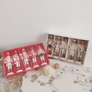 Vente en gros de pendentifs <span class=keywords><strong>casse</strong></span>-noisettes en bois faits à la main de 13 cm avec impression couleur intégrale, marque Ziyu, classique pour la décoration de Noël - Product Image 3