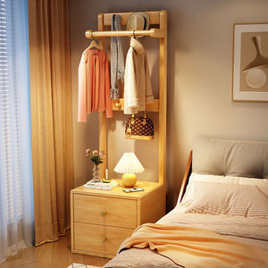 Perchero de Madera Maciza con Mesa de Noche Integrada, Perchero de Pie Moderno y Sencillo en Color Nogal para Esquina de Dormitorio Pequeño - Product Image 2