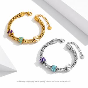 Bracelet en acier inoxydable émaillé pour femme, chaîne texturée dorée avec perles cylindriques rayées colorées, réglable 18+4 cm - Product Image 1