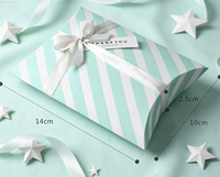 Boîte cadeau pliable en carton recyclé à rayures diagonales multicolores, en forme d'oreiller, avec doublure en éponge, ruban en satin et étiquette suspendue pour mariage