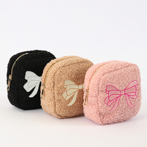 Keymay กระเป๋าใส่เครื่องสำอางขนฟูนุ่มฟูนุ่มใส่ของขวัญรูปโบว์ปักลายได้ตามต้องการ - Product Image 3