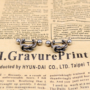 Pendientes con nudo y diseño geométrico de acero de titanio para hombres y mujeres de Yunnique - Product Image 2