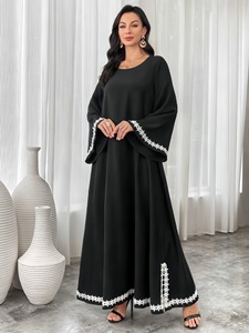 Abaya élégante pour femmes du Moyen-Orient avec motif dessiné à la main, manches évasées simples, coupe ample, petite fente contrastante - Product Image 5