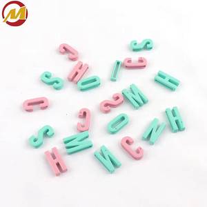 Nuevos modelos de varios tamaños y colores con acabado pintado, incluyendo dijes de letras deslizantes, accesorios para bolsos y mascotas, etc. - Product Image 1