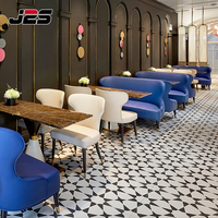 J2S Commerciële Restaurantmeubelenset met gebogen bankzittingen, moderne lederen stoelen en tafel voor horeca-ontwerpprojecten