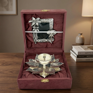 Diya en forma de loto plateada con marco de fotos de elefante y caja de regalo de lujo - Product Image 3