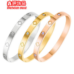 Pulseras Clásicas de Moda con Cierre a Presión para Hombre y Mujer en Oro Rosa de 18k con Flor de Cuatro Hojas de la Suerte con Incrustaciones de Titanio - Product Image 5