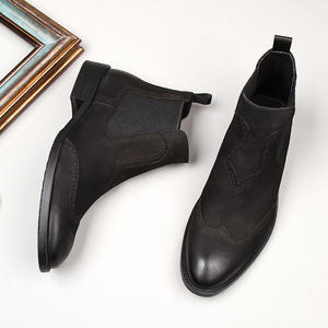 Botas de trabajo para hombre con cordones en el tobillo, impermeables, antideslizantes, con parte superior de cuero genuino, suela de goma y cosidas a mano. - Product Image 5