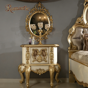 Elegante Cama Queen Size Clásica Europea con Cabecera Doble Acolchada en Terciopelo Beige y Detalles en Dorado, Juego de Dormitorio de Madera Sólida para Mansiones - Product Image 4