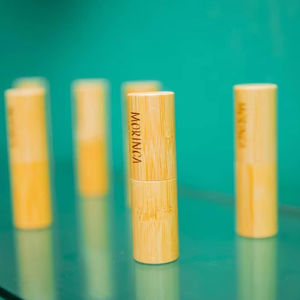 Bálsamo Labial de Moringa Klariza S.P.R.L Burundi, Crema Orgánica Antiarrugas en Envase de Madera para Labios y Áreas Secas - Solo Uso Externo - Product Image 1