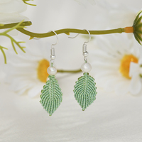 Boucles d'oreilles pendantes originales en macramé micro-tressé avec feuille, nœud porte-bonheur et fleur, design artisanal, petites boucles d'oreilles pendantes pour filles