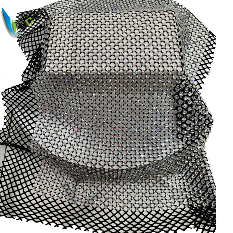 Maille noire + pierre de cristal