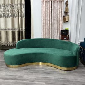 Sofá curvo <span class=keywords><strong>de</strong></span> alta calidad para 3 personas, base <span class=keywords><strong>de</strong></span> acero inoxidable dorado, tela <span class=keywords><strong>de</strong></span> terciopelo - Product Image 4