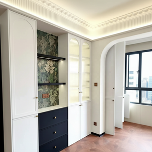 Armoire de style français moderne, finition blanc mat avec accents noirs, dotée de portes cintrées et de verre Longchamp - Product Image 1