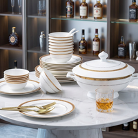 Service de table de luxe européen 60 pièces pour 8-10 personnes, bord doré et motifs en relief peints à la main, sans plomb ni chrome, qualité alimentaire, pour banquets/cadeaux