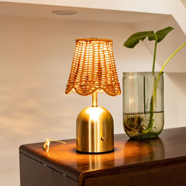 Vintage Gold Table Lamps Modern Design Cordless Metal Base Rattan Lampshade Dining Rooms Hotels Home Decor Convenient Flexible